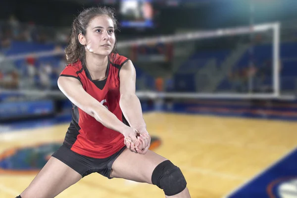 Jogadora de voleibol profissional feminina no campo de voleibol — Fotografia de Stock