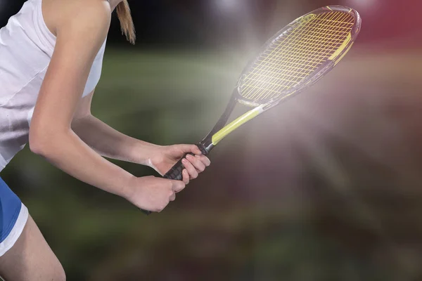 Mujer jugando al tenis y esperando el servicio — Foto de Stock
