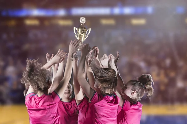 Pallavolo femminile Giocatori che celebrano la vittoria e la medaglia d'oro — Foto Stock