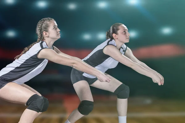 Female professional volleyball player on volleyball court — Stock Photo, Image