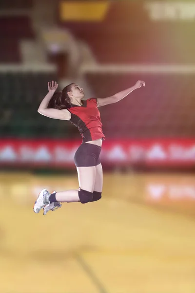 Vollayball 裁判所にクローズ アップをジャンプ女子バレーボール選手. — ストック写真