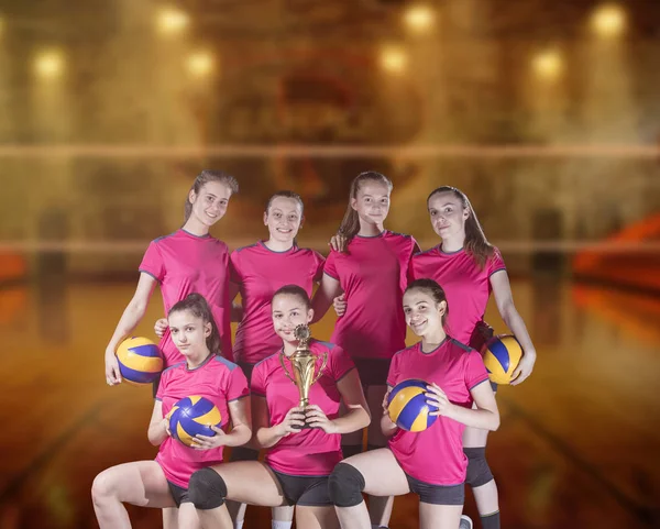 Mulher voleibol Jogadores comemorando vitória e medalha de ouro — Fotografia de Stock