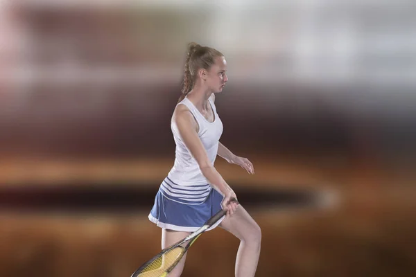 Tennisspelare att nå för att slå på tennisboll på domstolen — Stockfoto