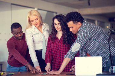 Çeşitli iş adamları bulmaca çözüyor.