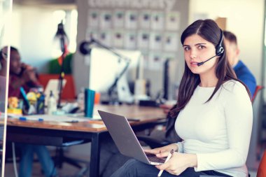 Müşteri hizmetleri temsilcisi dizüstü bilgisayar ile bir başlangıç ofiste