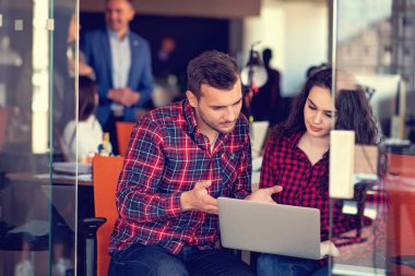 Bir dizüstü bilgisayarda çalışma iki arkadaşları tartışıyor.