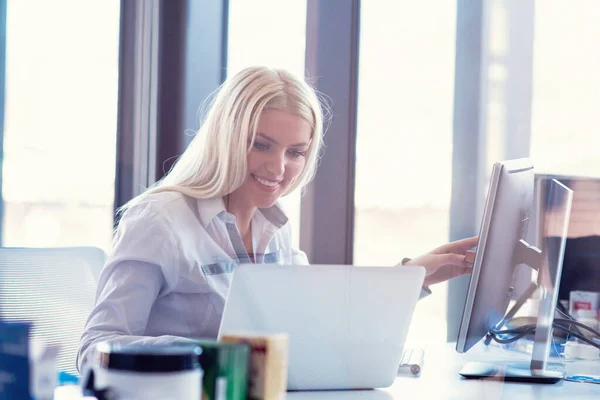 Портрет молодої ділової жінки, яка використовує ноутбук в офісі — стокове фото