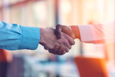 Afrikalı beyaz bir adam arasındaki karşılıklı.