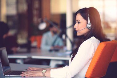 Girişimci iş adamları modern ofiste her gün çalışıyorlar.