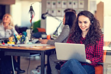 Girişimci iş adamları modern ofiste her gün çalışıyorlar.