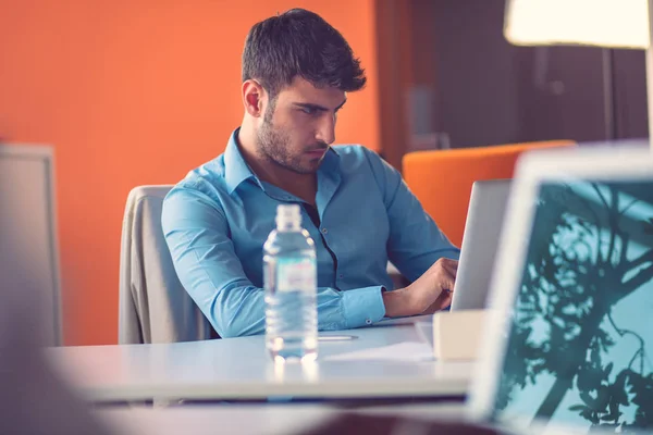 Startup business people group trabalho diário no escritório moderno — Fotografia de Stock