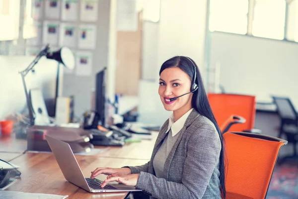 Bella call center agente navigando in internet sul suo computer — Foto Stock