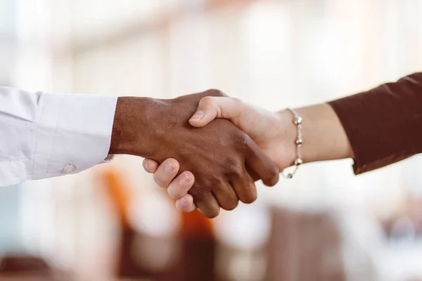 Handdruk tussen Afrikaanse en een blanke man. — Stockfoto