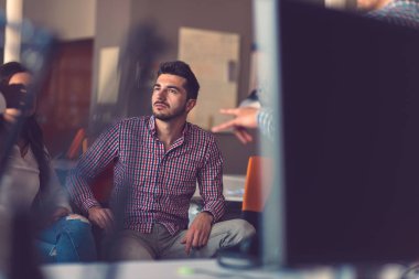 Girişimci iş adamları modern ofiste her gün çalışıyorlar.