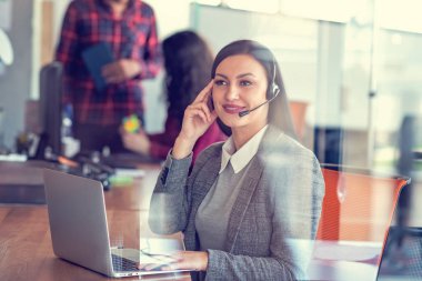 güzel Çağrı Merkezi müşteri temsilcisi onun bilgisayar üzerinde Internet tarama