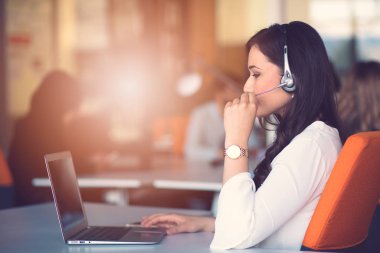 Girişimci iş adamları modern ofiste her gün çalışıyorlar.