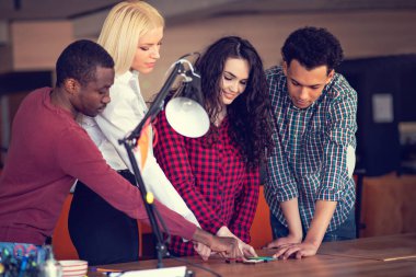 Çeşitli iş adamları bulmaca çözüyor.