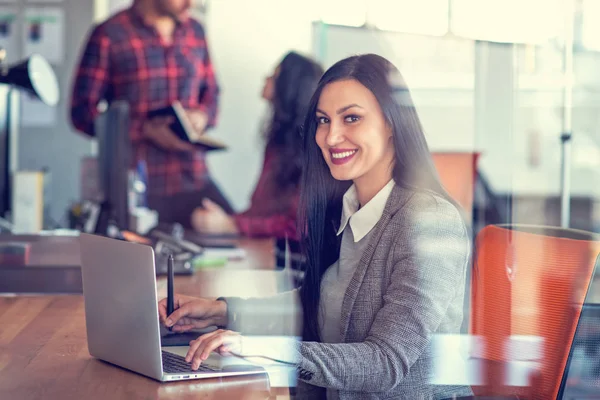 Giovane donna creativa che lavora in ufficio con tablet grafico — Foto Stock