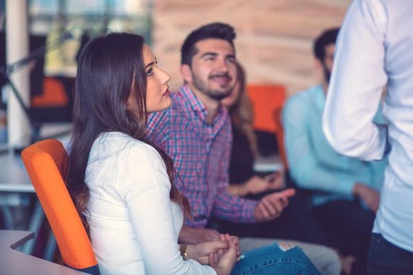 Startup business people grupo de trabajo diario en la oficina moderna —  Fotos de Stock