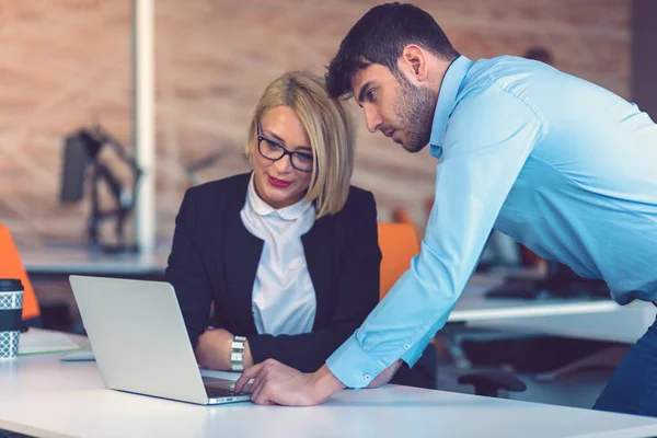 Compagni d'affari felici che lavorano su laptop. Lavoro di squadra, concetti di co-working . — Foto Stock