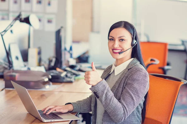 Bela agente de call center navegando na internet em seu computador — Fotografia de Stock