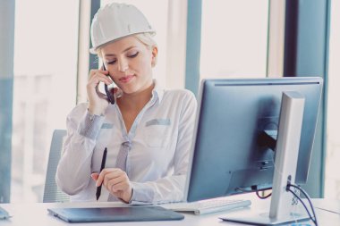 Yetenekli Genç Kadın Mimari Tasarımcı Grafik Tabletine Bina Konsepti Çizdi.