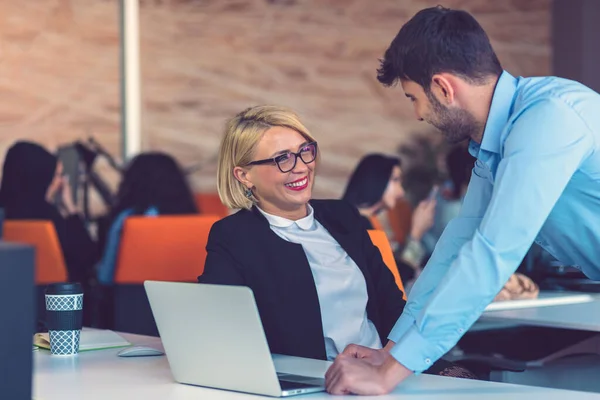 Compagni d'affari felici che lavorano su laptop. Lavoro di squadra, concetti di co-working . — Foto Stock