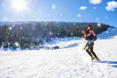 mutlu çift Kış arka plan üzerinde eğleniyor