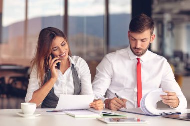 Bilgisayarda birlikte çalışan genç iş adamları