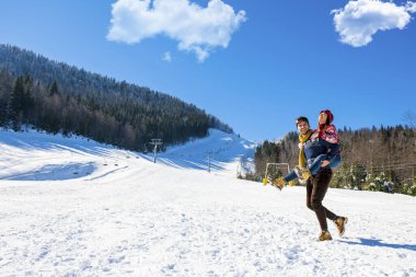 mutlu çift Kış arka plan üzerinde eğleniyor