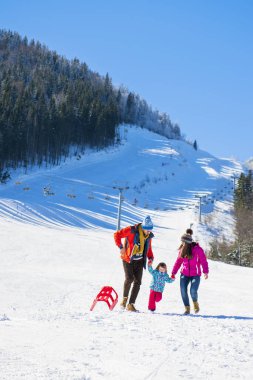 Kar Altında Mutlu Aile Sledge Sürüyor.