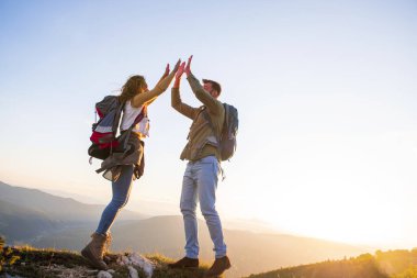 Bir dağın tepesinde Tokalaşan Eller