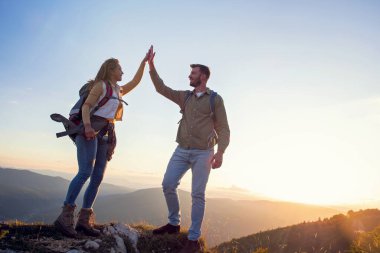 Bir dağın tepesinde Tokalaşan Eller