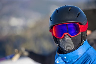 Eğlenceli bir kayak gününden sonra Google takan bir kayakçının portresi.