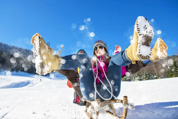 Jovem casal feliz trenó no inverno no centro de esqui — Fotografia de Stock