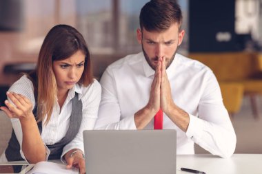 Bilgisayarda birlikte çalışan genç iş adamları