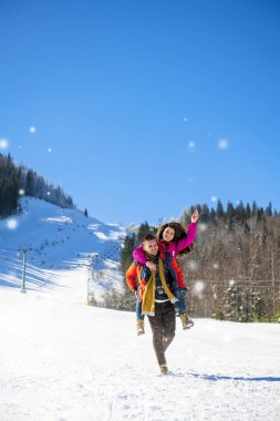 mutlu çift Kış arka plan üzerinde eğleniyor
