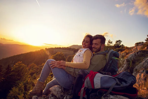 Casal Homem e mulher sentados no penhasco desfrutando de montanhas e nuvens paisagem Amor e viagens emoções felizes Estilo de vida conceito . — Fotografia de Stock