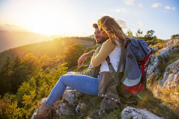 Par man och kvinna sitter på klippan njuter av berg och moln landskap Kärlek och resor glada känslor Livsstil koncept. — Stockfoto