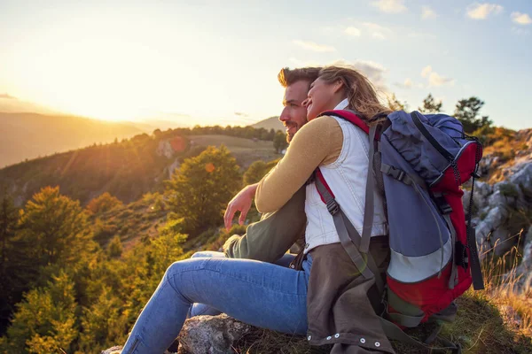 Pár Férfi és Nő ül a sziklán élvezi hegyek és felhők táj Szerelem és utazás boldog érzelmek Életmód koncepció. — Stock Fotó