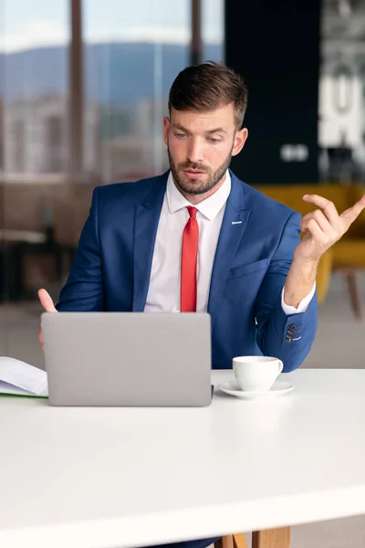 Baard zakenman heeft een online conferentie vergadering. — Stockfoto