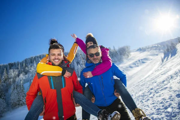 Vänner ha kul på vintern på frisk snö — Stockfoto