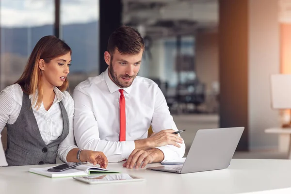 Giovani imprenditori che lavorano insieme al computer — Foto Stock