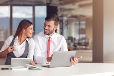 Bilgisayarda birlikte çalışan genç iş adamları