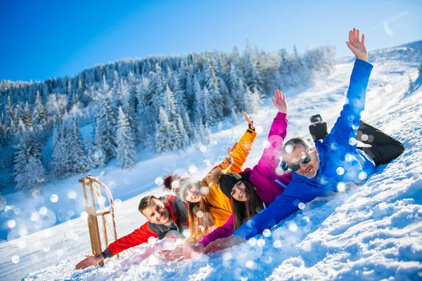 Vrienden hebben plezier in de winter op verse sneeuw — Stockfoto