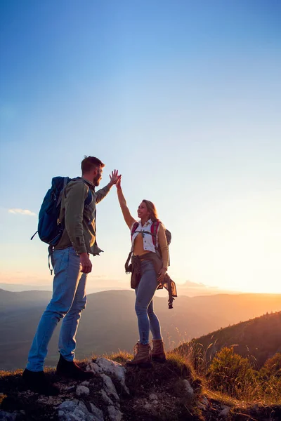 Couple on Top of a Mountain Shaking Raised Hands — Stock Photo, Image