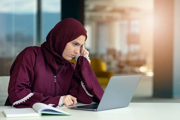 Pengusaha wanita arab besar duduk di tempat kerja di kantor — Stok Foto