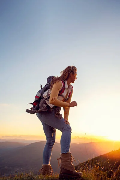 Portrait of happy young woman hiking in the mountains — Stock Photo, Image