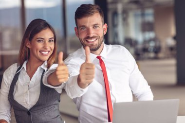 Bilgisayarda birlikte çalışan genç iş adamları