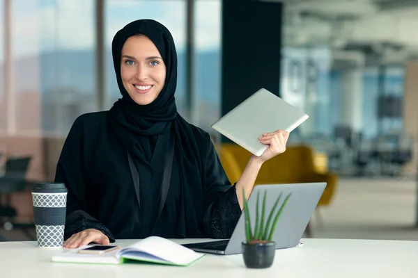 Professionnel jeune femme d'affaires musulmane utilisant un ordinateur tablette numérique mobile au travail — Photo